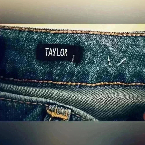 1822 The “Taylor” Jeans, Women’s Size 6, Distressed 3.5” cuffed, dark wash NWOT - Picture 7 of 16